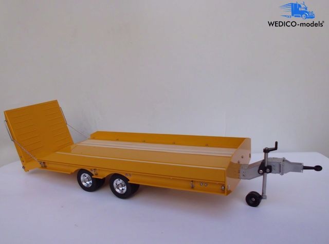 Drop deck trailer with beaver tail ramp, yellow